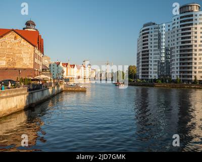 Vista sul fiume Pregolya con la città vecchia Fish Village su un lato e gli edifici moderni sull'altro lato. Attrazione turistica a Kaliningrad, Russia (ex Foto Stock