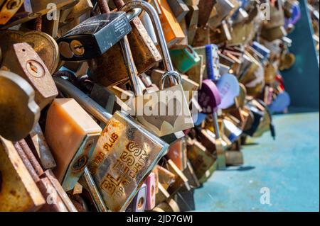 Bakewell, Regno Unito - 15 maggio 2022: Le migliaia di blocchi di pad sul Bakewell Love Locks Bridge. Foto Stock