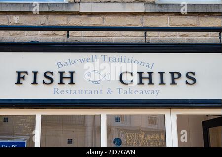 Bakewell, Regno Unito - 15 maggio 2022: Il tradizionale ristorante Pesce e patatine a Bakewell. Foto Stock