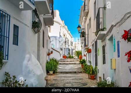 Vicolo stretto di una città andalusa con le sue case bianche e le sue scale di pietra. Frigiliana Malaga. Foto Stock