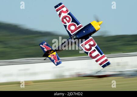 Mlada Boleslav, Repubblica Ceca. 18th giugno 2022. MARTIN SONKA della Repubblica Ceca con Extra 330 durante il Ceco Air Show a Mlada Boleslav (60 chilometri a nord di Praga) nella Repubblica Ceca. (Credit Image: © Slavek Ruta/ZUMA Press Wire) Foto Stock