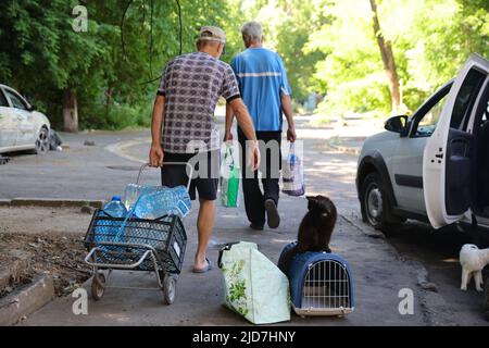 Mariupol. 18th giugno 2022. I residenti trasportano l'acqua a Mariupol 18 giugno 2022. Credit: Victor/Xinhua/Alamy Live News Foto Stock