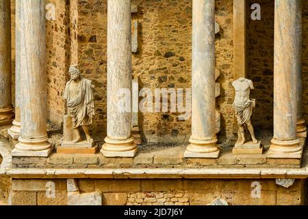 Dettaglio di colonne e statue nel teatro romano pubblico di Mérida in Spagna. Foto Stock