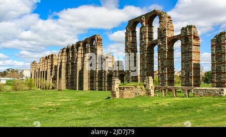 Acquedotto romano con alti archi nella monumentale città di Mérida, Badajoz. Foto Stock