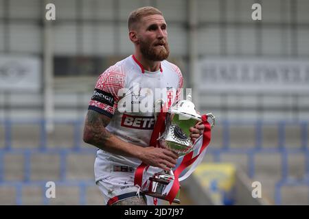 Sam Tomkins #1 della squadra inglese della lega nazionale di rugby porta il trofeo ai tifosi dopo il gioco Foto Stock