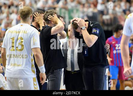 Stordito la banca di Kieler dopo un coach di decisione Filip JICHA r. (KI) Handball Champions League Final Four, semifinali, THW Kiel (KI) vs. FC Barcelona (Barca), il 18th giugno 2022 a Koeln/Germania. Â Foto Stock