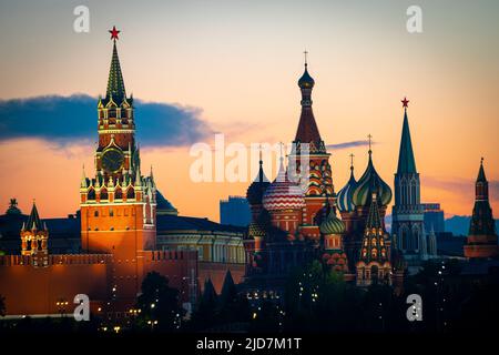 Il Cremlino di Mosca e la Cattedrale di San Basilio sulla Piazza Rossa di Mosca, Russia. Paesaggio al tramonto. Foto di alta qualità Foto Stock