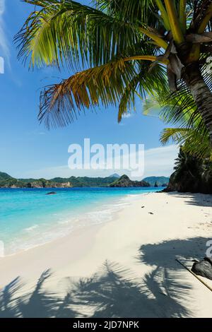 Bella spiaggia dell'isola di Mahoro con le isole Masare & Pahepa oltre, al largo di Siau. Mahoro, Isola di Siau, Arcipelago di Sangihe, Nord Sulawesi, Indonesia Foto Stock