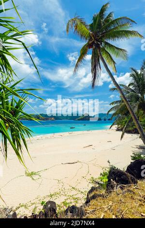 Mahoro Island spiaggia di sabbia bianca e Masare & Pahepa Islands Beyond, al largo di Siau. Mahoro, Isola di Siau, Arcipelago di Sangihe, Nord Sulawesi, Indonesia Foto Stock