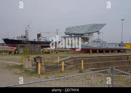 Belgian Navy Minesweeper M477 RBNS Oudenaarde & ex Royal Netherlands Navy Vessel HNLMS Hadda P905, una nave di pattuglia di classe Balder ad Anversa, Belgio Foto Stock