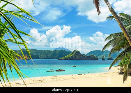 Mahoro Island spiaggia di sabbia bianca e Masare & Pahepa Islands Beyond, al largo di Siau. Mahoro, Isola di Siau, Arcipelago di Sangihe, Nord Sulawesi, Indonesia Foto Stock