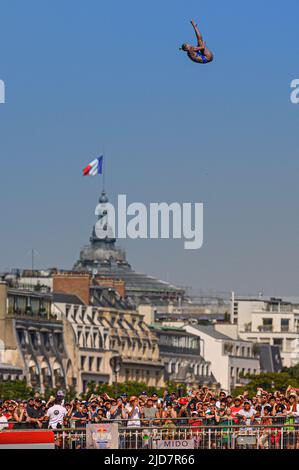 Rhiannan Iffland vince il concorso Red Bull Cliff Diving il 18 giugno 2022 a Parigi, Francia. Foto di Laurent Zabulon/ABACAPRESS.COM Foto Stock