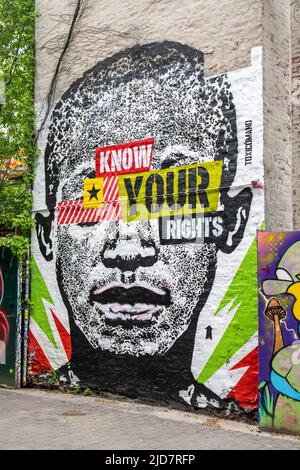 Conosci i tuoi diritti. Grande murale di Toxicómano Callejero nel First Street Green Art Park nel Lower East Side di Manhattan, New York City, Stati Uniti. Foto Stock