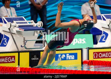 BUDAPEST, UNGHERIA - GIUGNO 19: Aynura Primova del Turkmenistan in gara al backstoke femminile 100m durante i campionati mondiali di matematica della FINA alla Duna Arena il 19 giugno 2022 a Budapest, Ungheria (Foto di Nikola Krstic/Orange Pictures) Foto Stock