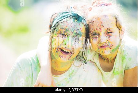 Faccia divertente, ritratto emozionale interno per bambini. Bambini con quadri viso. Ritratto di un sorridente divertente bambini. Foto Stock