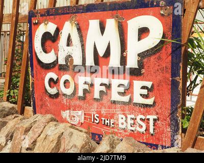 Cartello pubblicitario vintage metal Camp Coffee presso la stazione di Bitton sulla ferrovia storica Avon Valley Foto Stock