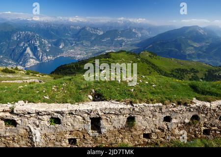 Trincee della Grande Guerra. Altissimo di Nago. Lago di Garda, Riva del Garda. Trentino. Italia. Europa. Foto Stock