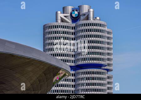 Sede BMW a Monaco, la BMW Tower, a quattro cilindri, Monaco, Baviera, Germania, 15.5.22 Foto Stock