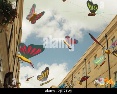 Installazione di farfalle a Southgate, Bath, a sostegno del lavoro di Trauma Breakthrough. Rappresenta speranza e libertà. Foto Stock