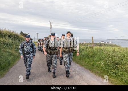 Roches Point, Cork, Irlanda. 18th giugno 2022. Membri del Servizio Navale dal corso 45th NCO da Haulbowline off su una rotta di 33 km marzo per raccogliere fondi per l'unità Safari nel Mercy Hospital che si prende cura di bambini con cancro, da Roches Point, Co. Cork, Irlanda. - Credit; David Creedon / Alamy Live News Foto Stock