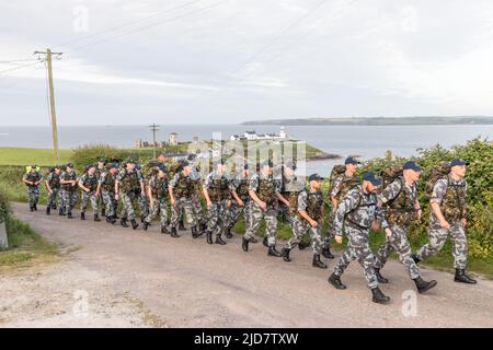 Roches Point, Cork, Irlanda. 18th giugno 2022. Membri del Servizio Navale da Haulbowline su una marcia di 33 km di percorso per raccogliere fondi per l'unità Safari nel Mercy Hospital che si prende cura di bambini con cancro, a Roches Point, Co. Cork, Irlanda. -Credit; David Creedon / Alamy Live News Foto Stock