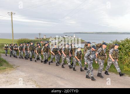 Roches Point, Cork, Irlanda. 18th giugno 2022. Membri del Servizio Navale da Haulbowline su una marcia di 33 km di percorso per raccogliere fondi per l'unità Safari nel Mercy Hospital che si prende cura di bambini con cancro, a Roches Point, Co. Cork, Irlanda. -Credit; David Creedon / Alamy Live News Foto Stock