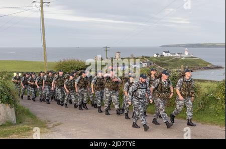 Roches Point, Cork, Irlanda. 18th giugno 2022. Membri del Servizio Navale da Haulbowline su una marcia di 33 km di percorso per raccogliere fondi per l'unità Safari nel Mercy Hospital che si prende cura di bambini con cancro, a Roches Point, Co. Cork, Irlanda. -Credit; David Creedon / Alamy Live News Foto Stock