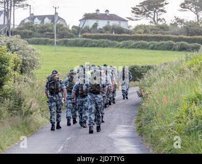 Roches Point, Cork, Irlanda. 18th giugno 2022. I membri del Servizio Navale da Haulbowline hanno partenza su un percorso di 33 km marzo per raccogliere fondi per l'unità Safari nel Mercy Hospital che si prende cura di bambini con cancro, da Roches Point, Co. Cork, Irlanda. - Credit; David Creedon / Alamy Live News Foto Stock