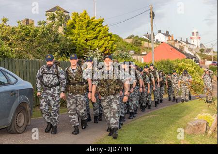 Roches Point, Cork, Irlanda. 18th giugno 2022. I membri del Servizio Navale da Haulbowline hanno partenza su un percorso di 33 km marzo per raccogliere fondi per l'unità Safari nel Mercy Hospital che si prende cura di bambini con cancro, da Roches Point, Co. Cork, Irlanda. - Credit; David Creedon / Alamy Live News Foto Stock