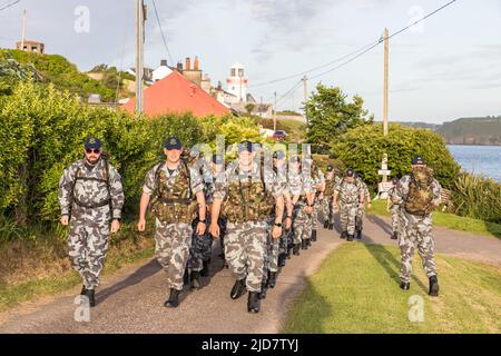 Roches Point, Cork, Irlanda. 18th giugno 2022. I membri del Servizio Navale da Haulbowline hanno partenza su un percorso di 33 km marzo per raccogliere fondi per l'unità Safari nel Mercy Hospital che si prende cura di bambini con cancro, da Roches Point, Co. Cork, Irlanda. - Credit; David Creedon / Alamy Live News Foto Stock