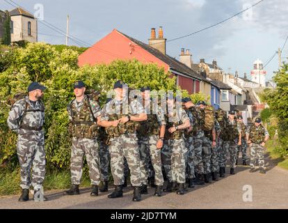 Roches Point, Cork, Irlanda. 18th giugno 2022. I membri del Servizio Navale da Haulbowline prima di partire su una marcia di 33 km di percorso per aiutare a raccogliere fondi per l'unità Safari al Mercy Hospital che si prende cura di bambini con cancro, a Roches Point, Co. Cork, Irlanda. - Credit; David Creedon / Alamy Live News Foto Stock