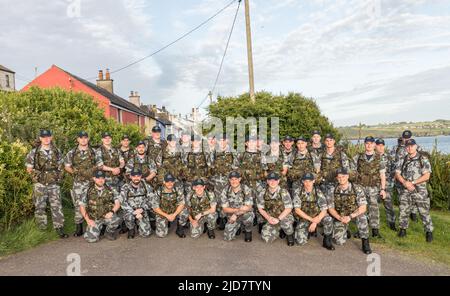 Roches Point, Cork, Irlanda. 18th giugno 2022. Una foto di gruppo dei membri del Servizio Navale da Haulbowline prima di partire su un percorso di 33 km marzo per aiutare a raccogliere fondi per l'unità Safari al Mercy Hospital che si prende cura di bambini con cancro, a Roches Point, Co. Cork, Irlanda. - Credit; David Creedon / Alamy Live News Foto Stock