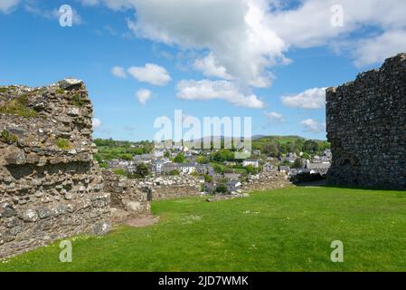 Le rovine del castello di Criccieth sopra la città di Criccieth che guarda su Tremadog Bay, Lleyn Peninsula, Galles del Nord. Foto Stock