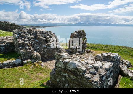 Le rovine del castello di Criccieth sopra la città di Criccieth che guarda su Tremadog Bay, Lleyn Peninsula, Galles del Nord. Foto Stock