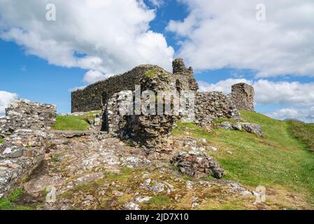 Le rovine del castello di Criccieth sopra la città di Criccieth che guarda su Tremadog Bay, Lleyn Peninsula, Galles del Nord. Foto Stock