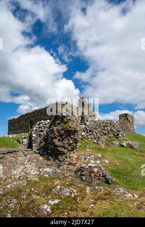 Le rovine del castello di Criccieth sopra la città di Criccieth che guarda su Tremadog Bay, Lleyn Peninsula, Galles del Nord. Foto Stock