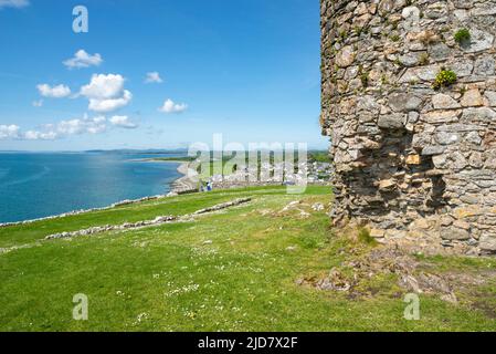 Le rovine del castello di Criccieth sopra la città di Criccieth che guarda su Tremadog Bay, Lleyn Peninsula, Galles del Nord. Foto Stock