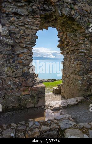 Le rovine del castello di Criccieth sopra la città di Criccieth che guarda su Tremadog Bay, Lleyn Peninsula, Galles del Nord. Foto Stock