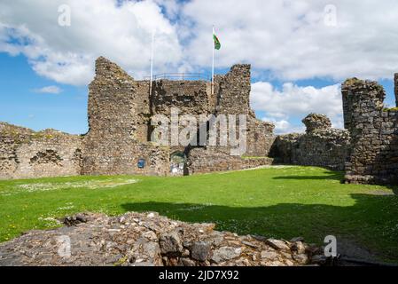 Le rovine del castello di Criccieth sopra la città di Criccieth che guarda su Tremadog Bay, Lleyn Peninsula, Galles del Nord. Foto Stock