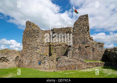 Le rovine del castello di Criccieth sopra la città di Criccieth che guarda su Tremadog Bay, Lleyn Peninsula, Galles del Nord. Foto Stock