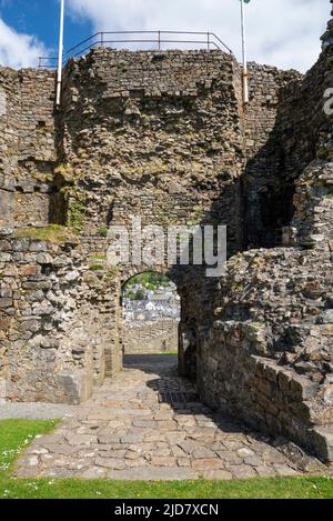 Le rovine del castello di Criccieth sopra la città di Criccieth che guarda su Tremadog Bay, Lleyn Peninsula, Galles del Nord. Foto Stock