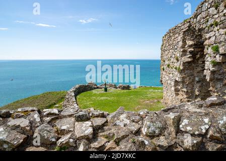 Le rovine del castello di Criccieth sopra la città di Criccieth che guarda su Tremadog Bay, Lleyn Peninsula, Galles del Nord. Foto Stock