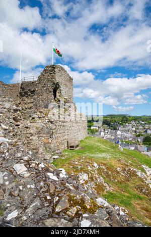 Le rovine del castello di Criccieth sopra la città di Criccieth che guarda su Tremadog Bay, Lleyn Peninsula, Galles del Nord. Foto Stock