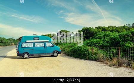 Roche, Cadiz, Spagna; 17 giugno 2022: Volkswagen Transporter T4 Westfalia California Club parcheggiato. Concetto di vacanza. Foto Stock