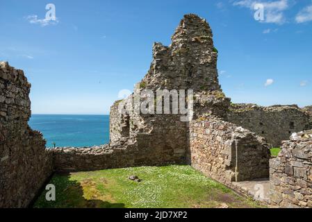 Le rovine del castello di Criccieth sopra la città di Criccieth che guarda su Tremadog Bay, Lleyn Peninsula, Galles del Nord. Foto Stock