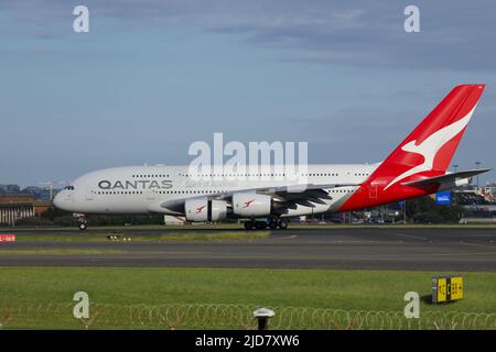 Qantas Airways A380-842 VH-OQK atterraggio all'Aeroporto di Sydney Foto Stock