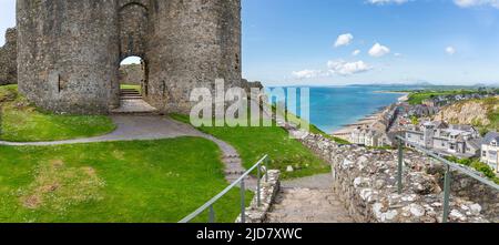 Le rovine del castello di Criccieth sopra la città di Criccieth che guarda fuori sopra Tremadog Bay, la penisola di Lleyn, il Galles del Nord.IT's. Foto Stock