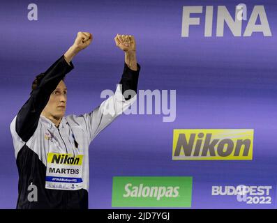 Budapest, Ungheria. 18th giugno 2022. Nuoto: Campionato del mondo, 400m Freestyle, uomini, finale, cerimonia di premiazione, Lukas Märtens di Germania rallegria il suo secondo posto alla cerimonia della medaglia. Credit: Jo Kleindl/dpa/Alamy Live News Foto Stock