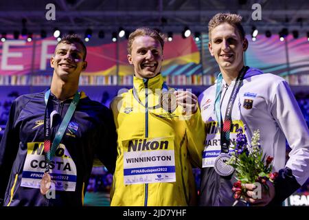 Budapest, Ungheria. 18th giugno 2022. Nuoto: Campionato del mondo, 400m Freestyle, uomini, finale, cerimonia di premiazione, Il vincitore Elia Winnington (M) d'Australia fa il tifo dopo la cerimonia della medaglia con il secondo classificato Lukas Märtens di Germania (r) e il terzo classificato finisher Guilherme Costa del Brasile. Credit: Jo Kleindl/dpa/Alamy Live News Foto Stock