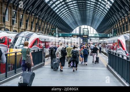 I passeggeri si dirigono verso una partenza LNER a London Kings Cross diretta a Stirling in Scozia il 5 luglio 2021. Foto Stock